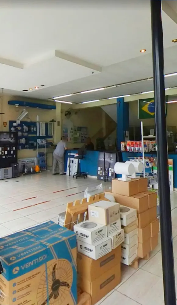 Interior da loja Coreval com produtos de materiais elétricos
