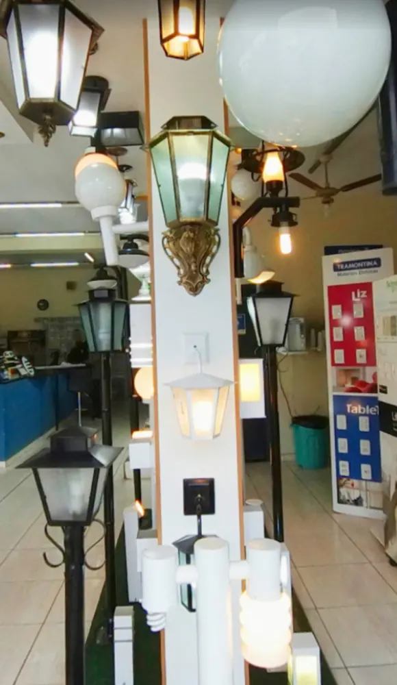 Luminárias e lâmpadas em exposição na loja