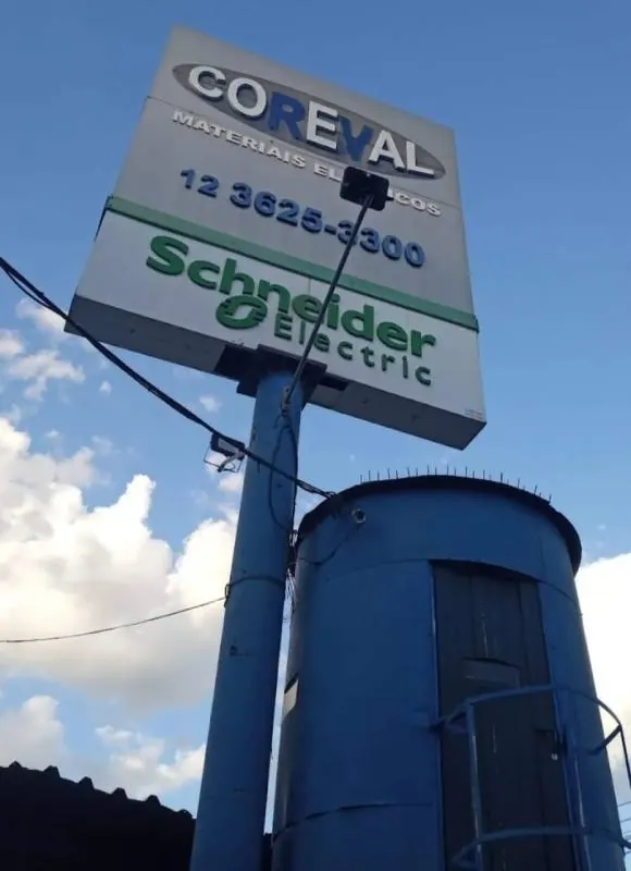 Totem da Coreval na Avenida dos Bandeirantes, em Taubaté